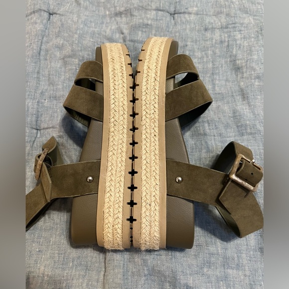 Mia “Evana” Wedge Sandals Olive Green EUC Only Worn Once Size 8 - Picture 4 of 10